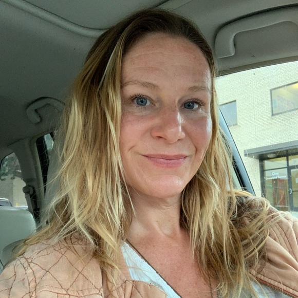 Meet your Posher, Laura - Picture 1 of 1